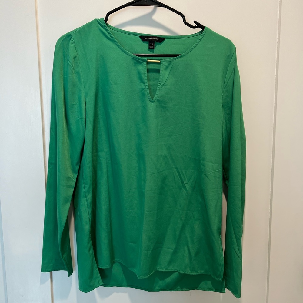 Green Banana Republic BR blouse with gold accent